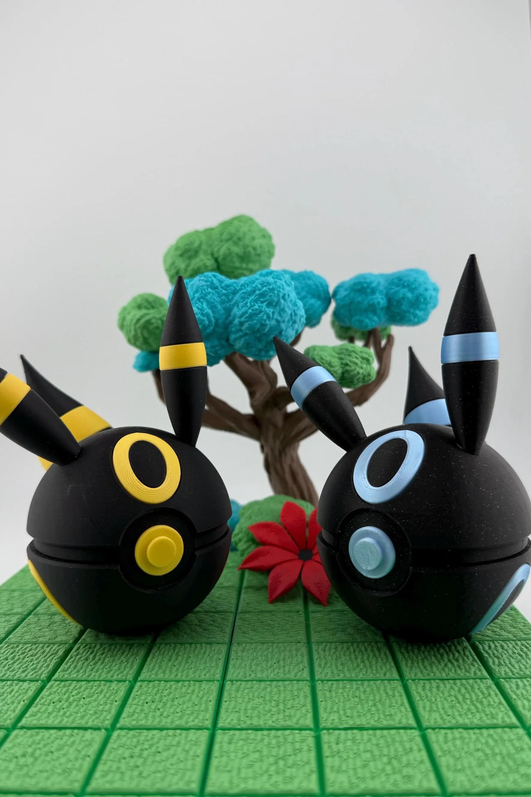 Shiny Umbreon Pokeball | 3D Printed Pokemon Display Piece — photo 3